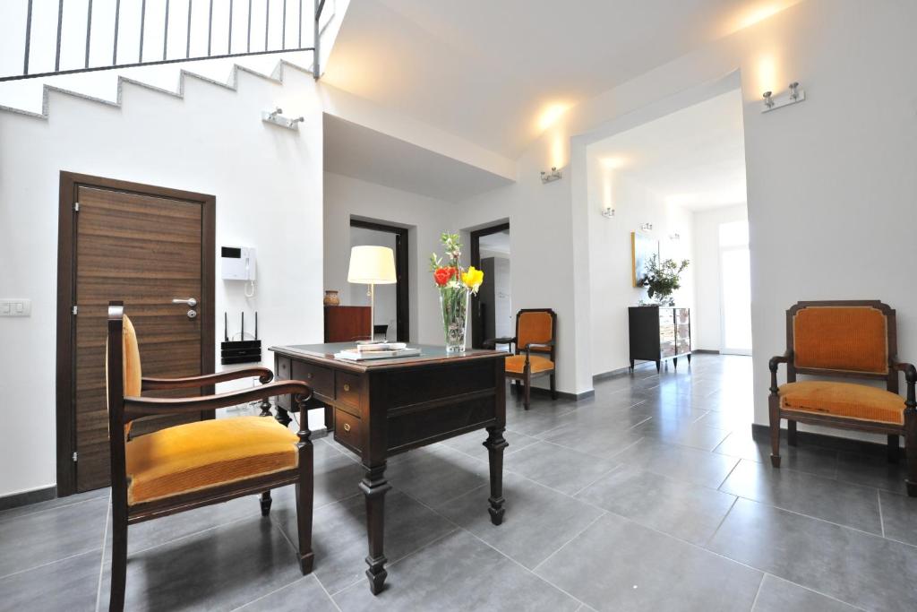 an office with a desk and chairs in a hallway at Case Mistretta in Altavilla Milicia