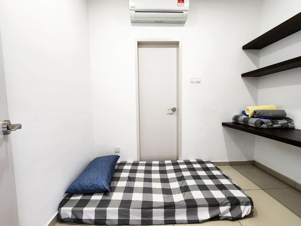 Postel nebo postele na pokoji v ubytování LAVENDER SUITE # Shah Alam I-City Block B Homestay # 2R1B #FREE WIFI & PARKING