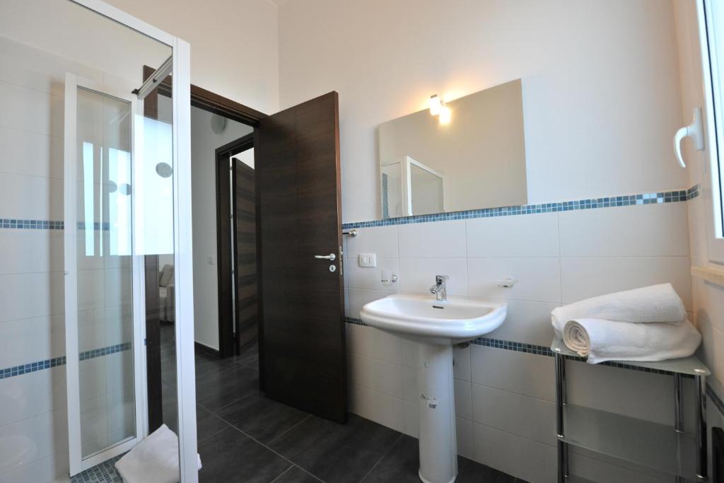 a bathroom with a sink and a mirror at Case Mistretta in Altavilla Milicia