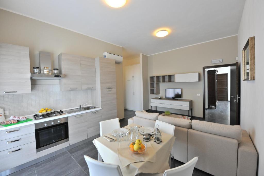 a kitchen and dining room with a table and chairs at Case Mistretta in Altavilla Milicia