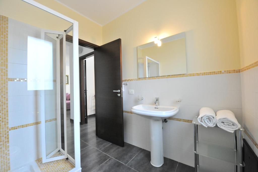 a bathroom with a sink and a mirror at Case Mistretta in Altavilla Milicia