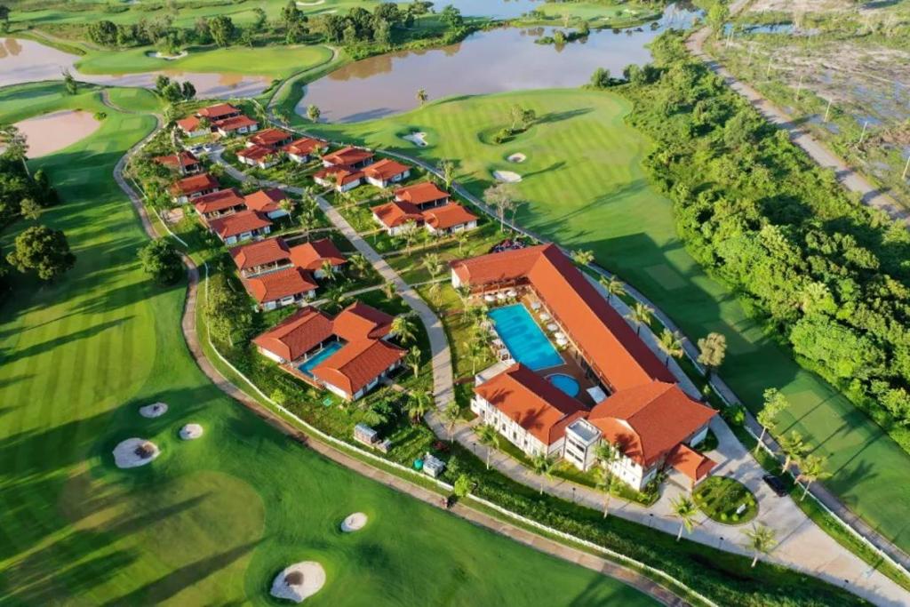 an overhead view of a house on a golf course at 七星海快乐主屋度假酒店 in Kaoh Sdach