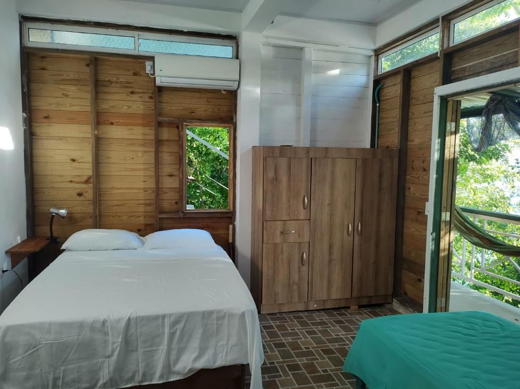 プロビデンシアにあるFrente al mar APARTO STUDIO BLUE LIZARDの木製の壁のベッドルーム1室(ベッド2台付)