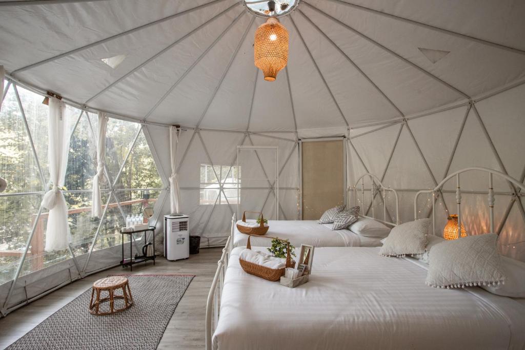 Кровать или кровати в номере เดอะริเวอร์ แม่กำปอง The River Maekampong Chiang Mai