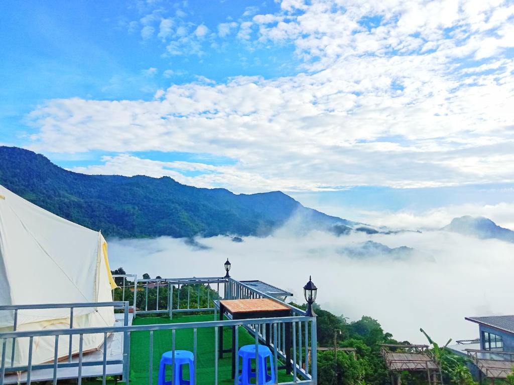 uma vista para as montanhas a partir da varanda de um edifício em ภูลังกาซีวิว em Ban Sakoen