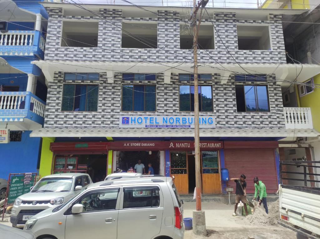 ein Gebäude mit davor geparkt in der Unterkunft Hotel Norbuling in Dirang Dzong
