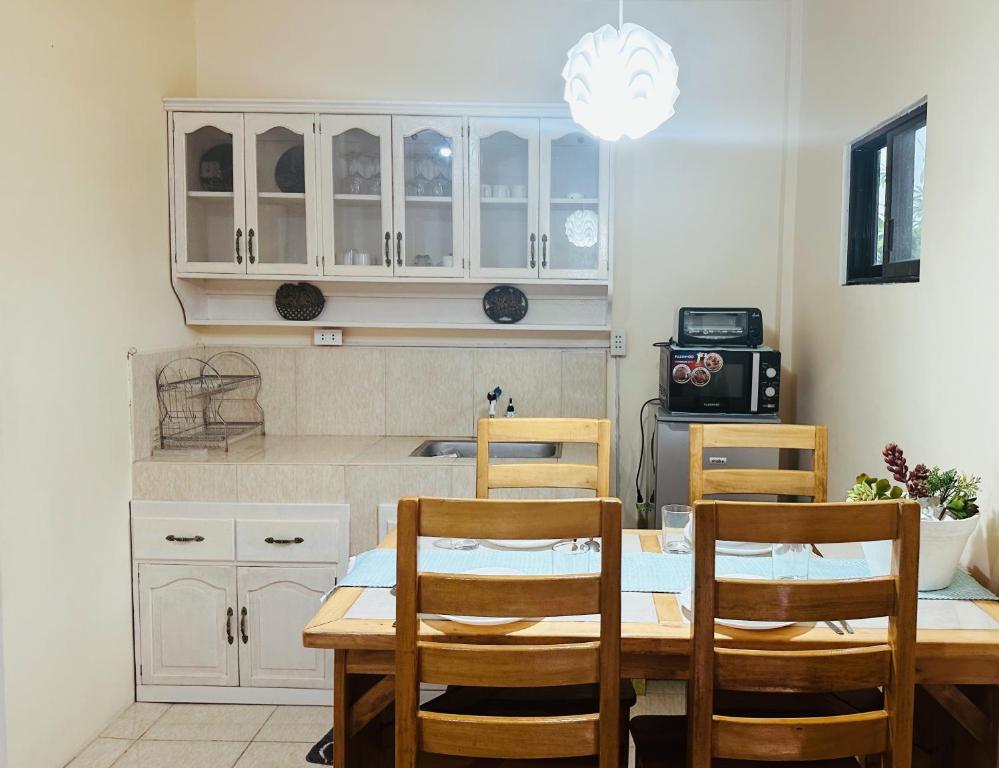 Kuchyň nebo kuchyňský kout v ubytování Home in Taytay