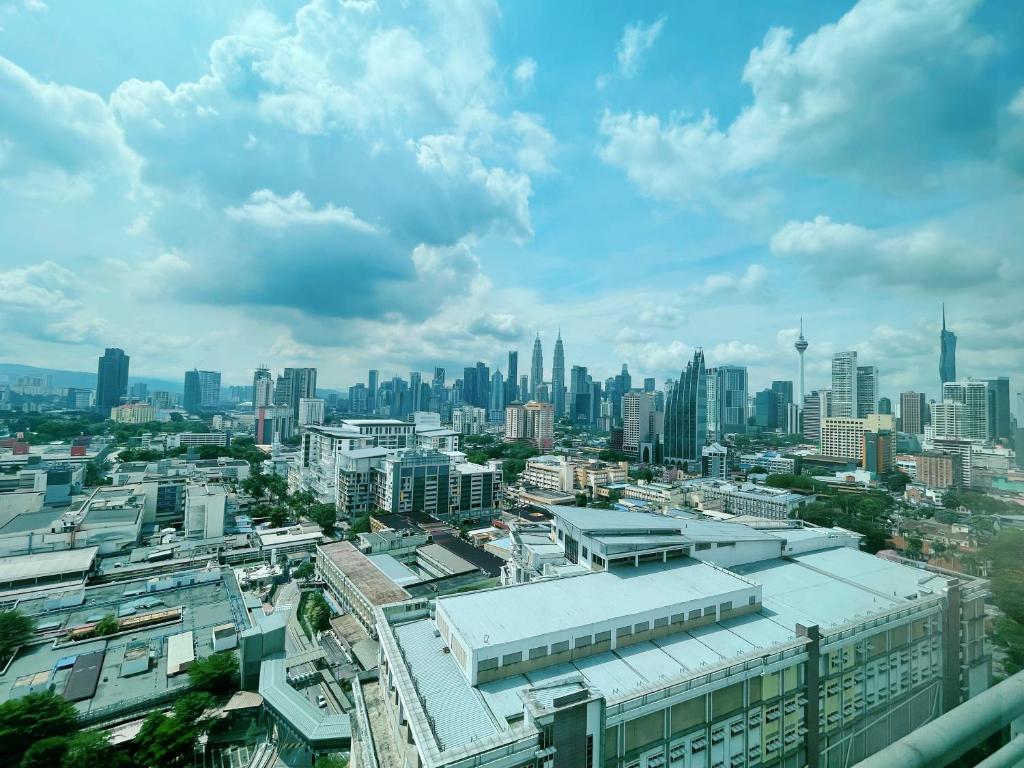 un paisaje urbano de una ciudad con edificios altos en NEW Comfy 2BR Suites @ KLCC View / Wi-Fi / MRT en Kuala Lumpur