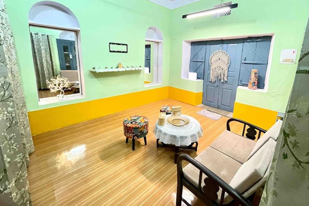 馬圖拉的住宿－Airbnb x Divine Stay，客厅配有沙发和桌子