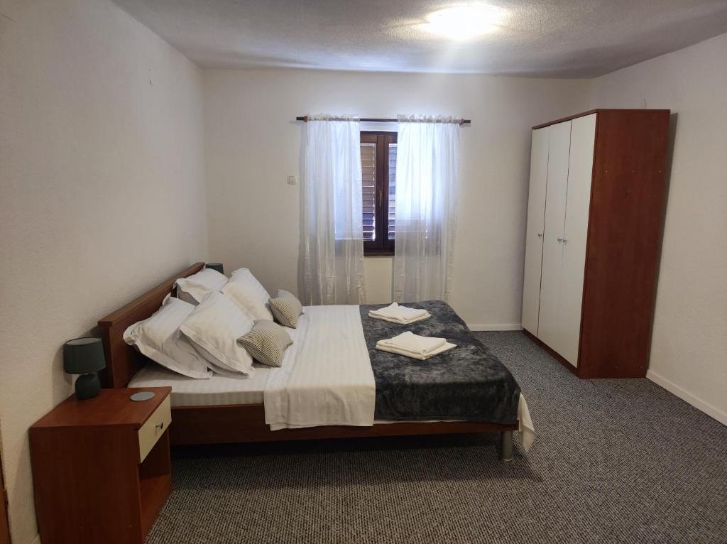 a bedroom with a bed with two towels on it at Kuca za odmor Adriatica in Antovo