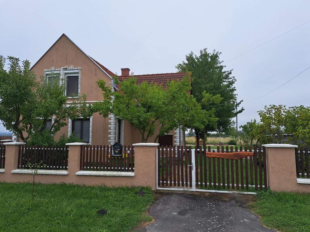 una recinzione di fronte a una casa di Berek Vendégház Fonyód a Fonyód