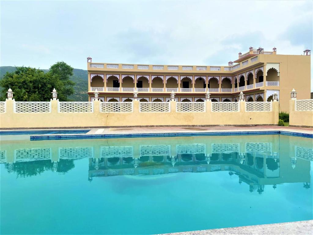 Bazén v ubytování Horizon Resort Pushkar-Feel of The Nature nebo v jeho okolí