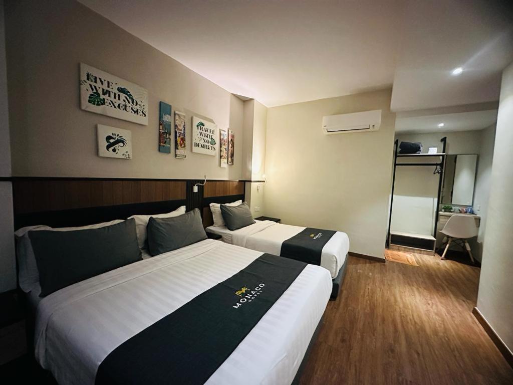 Postel nebo postele na pokoji v ubytování Monaco Hotel