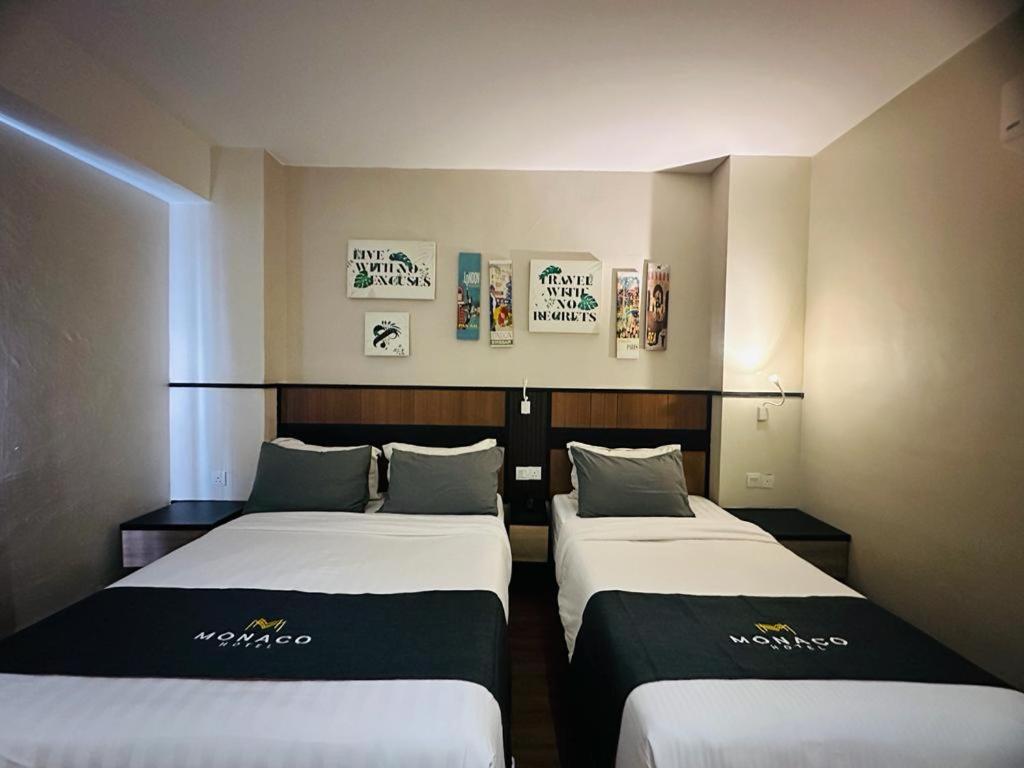 Postel nebo postele na pokoji v ubytování Monaco Hotel