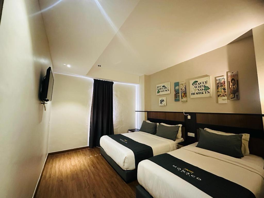 Postel nebo postele na pokoji v ubytování Monaco Hotel