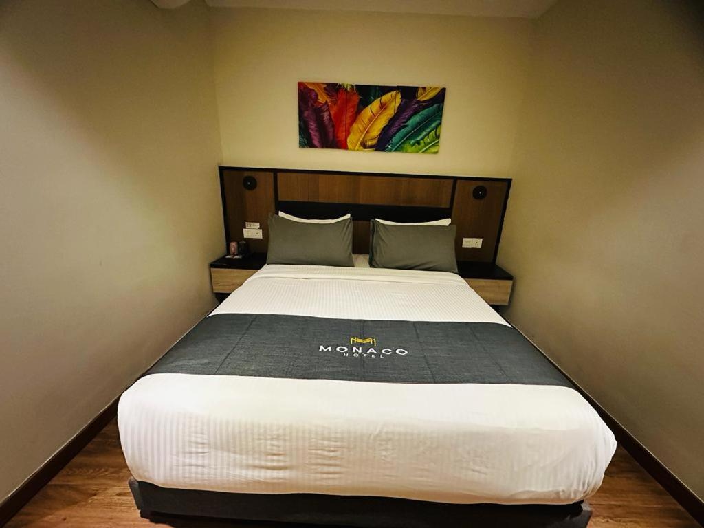 Postel nebo postele na pokoji v ubytování Monaco Hotel