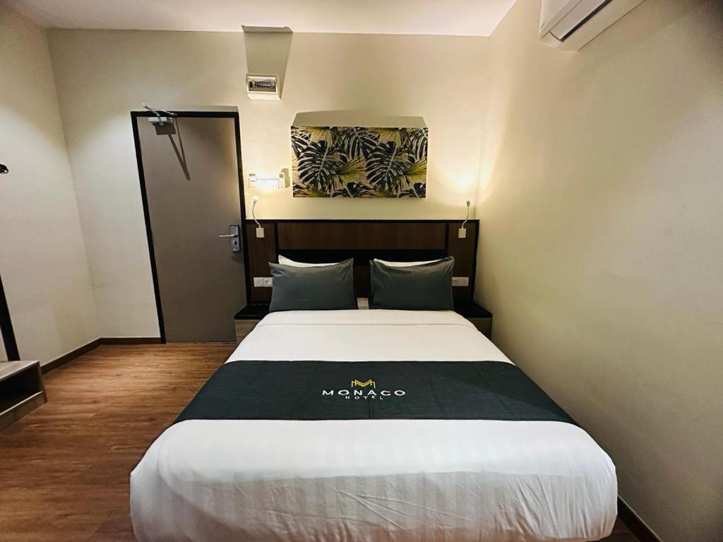 Postel nebo postele na pokoji v ubytování Monaco Hotel