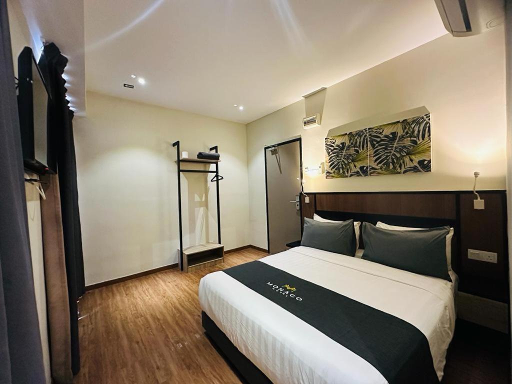 Postel nebo postele na pokoji v ubytování Monaco Hotel