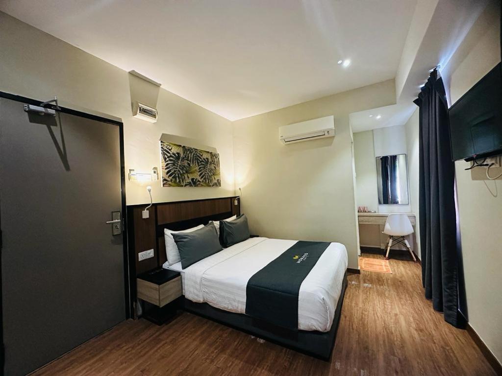 Postel nebo postele na pokoji v ubytování Monaco Hotel