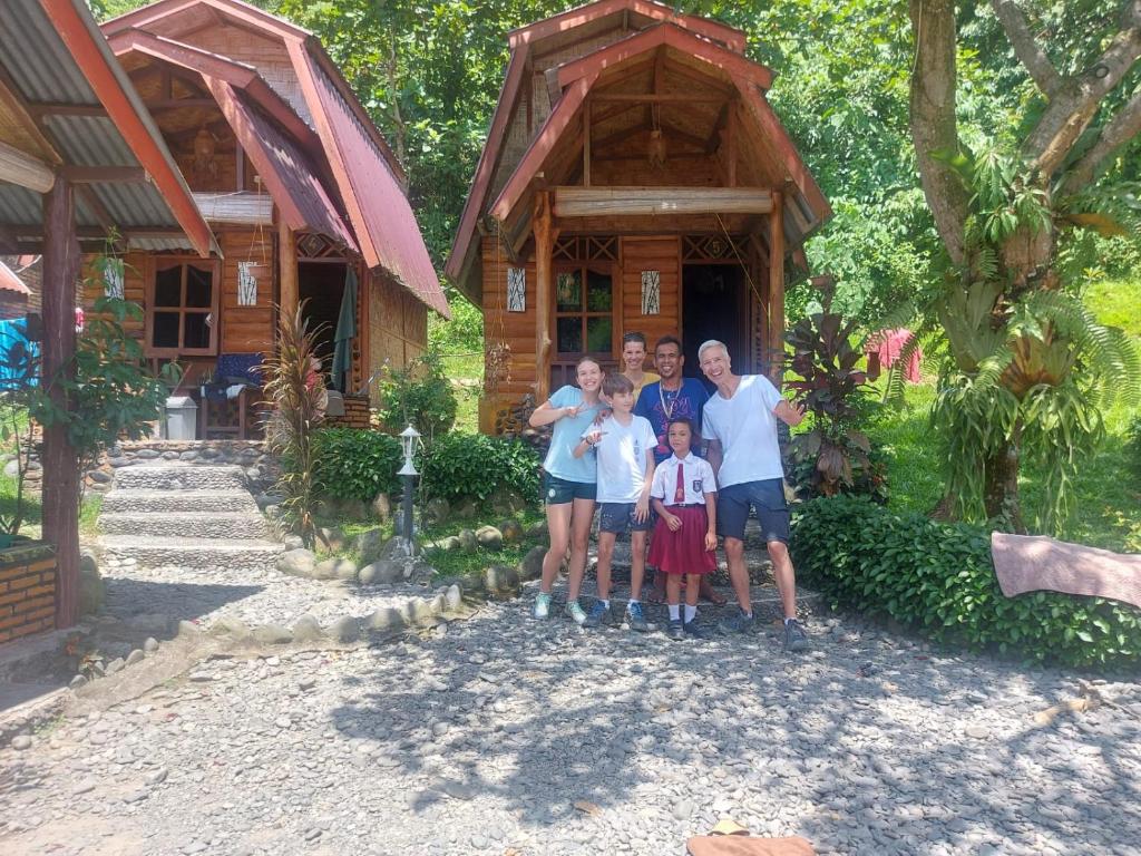 Ospiti di Lucky Bamboo'Bungalows-Resto and Orangutan Jungle Trekking Tours