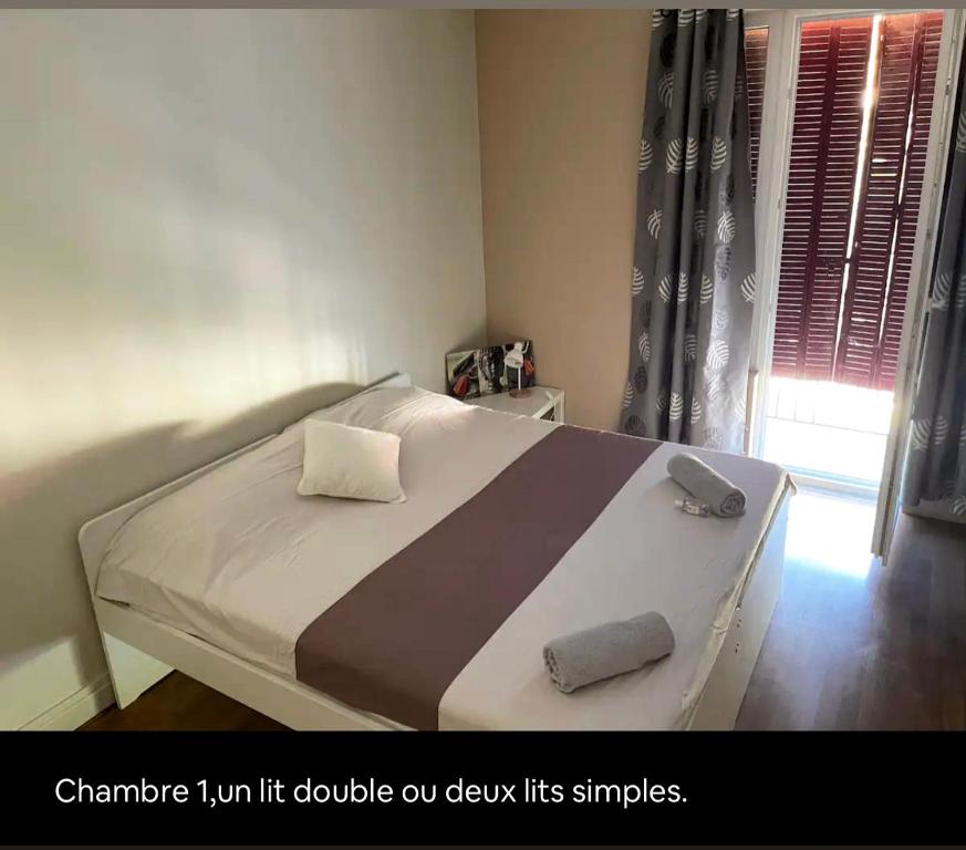 1 dormitorio con 2 almohadas en SplendideT4#6lits#3 chambres# Geneve/Paris/Gare, en Bellegarde-sur-Valserine