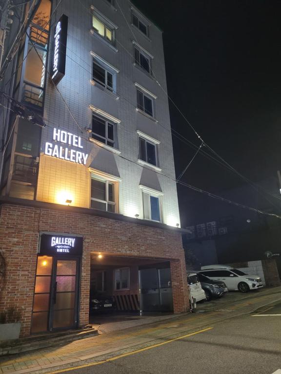 un edificio con un signo de la galaxia del hotel en su lado en Gallery Hotel, en Busan