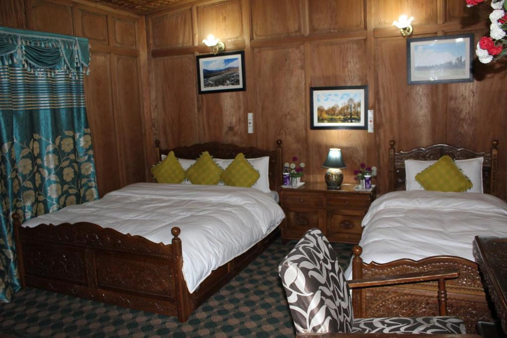 En eller flere senge i et værelse på Swan Heritage Houseboats