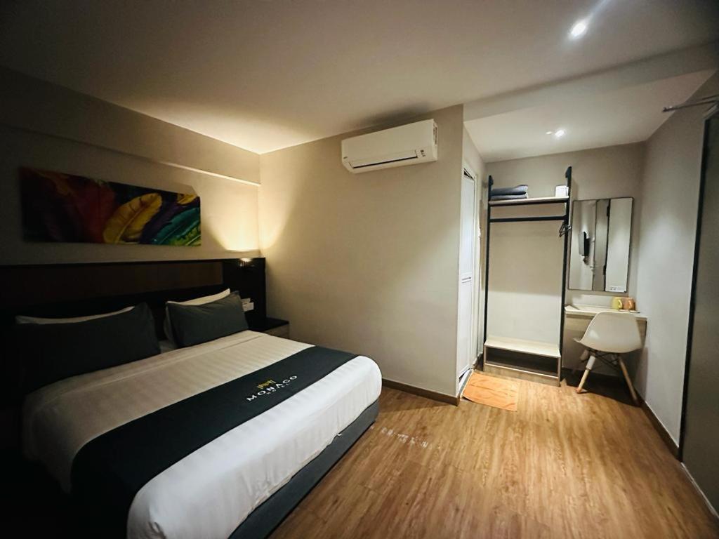 Postel nebo postele na pokoji v ubytování Monaco Hotel