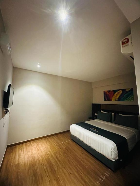 Postel nebo postele na pokoji v ubytování Monaco Hotel