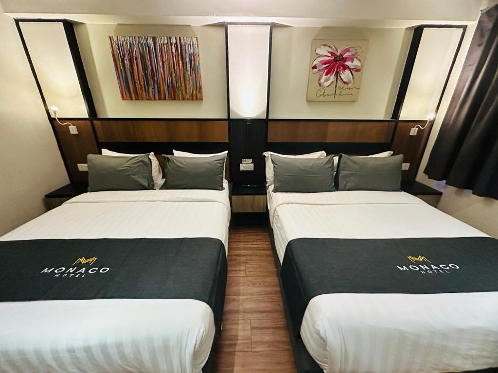 Postel nebo postele na pokoji v ubytování Monaco Hotel