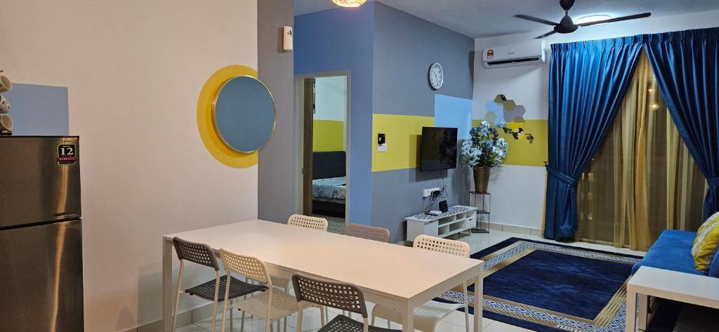 uma sala de jantar com uma mesa branca e cadeiras em ER Homestay 3bedroom with Balcony nearest KLIA em Sepang