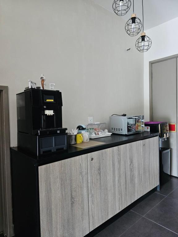 Kuchyň nebo kuchyňský kout v ubytování Monaco Hotel