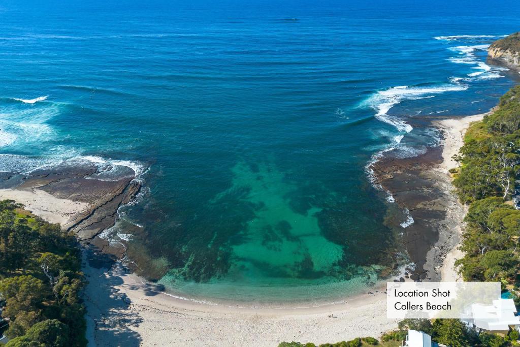 una vista aérea de la playa y del océano en Bella Vista: Ocean views a short stroll to beach., en Mollymook