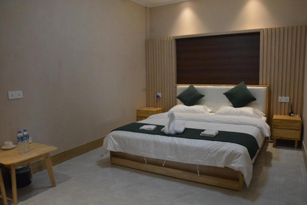 Säng eller sängar i ett rum på Zhiyuanta hotel