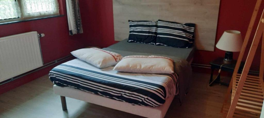 een slaapkamer met 2 bedden en een lamp op een tafel bij L'Etape gourmande, chambres d'hôtes in Wellin