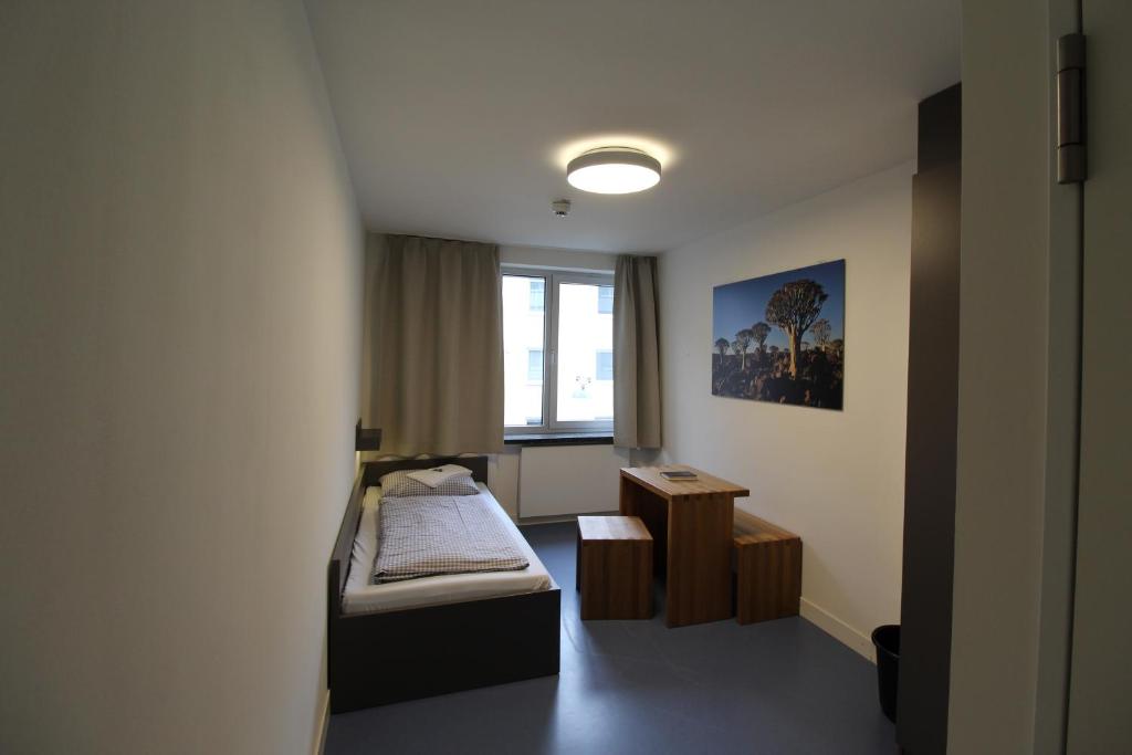 Postel nebo postele na pokoji v ubytování CVJM Jugendhotel München