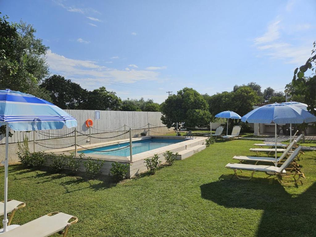 The swimming pool at or close to Villa Xampelo
