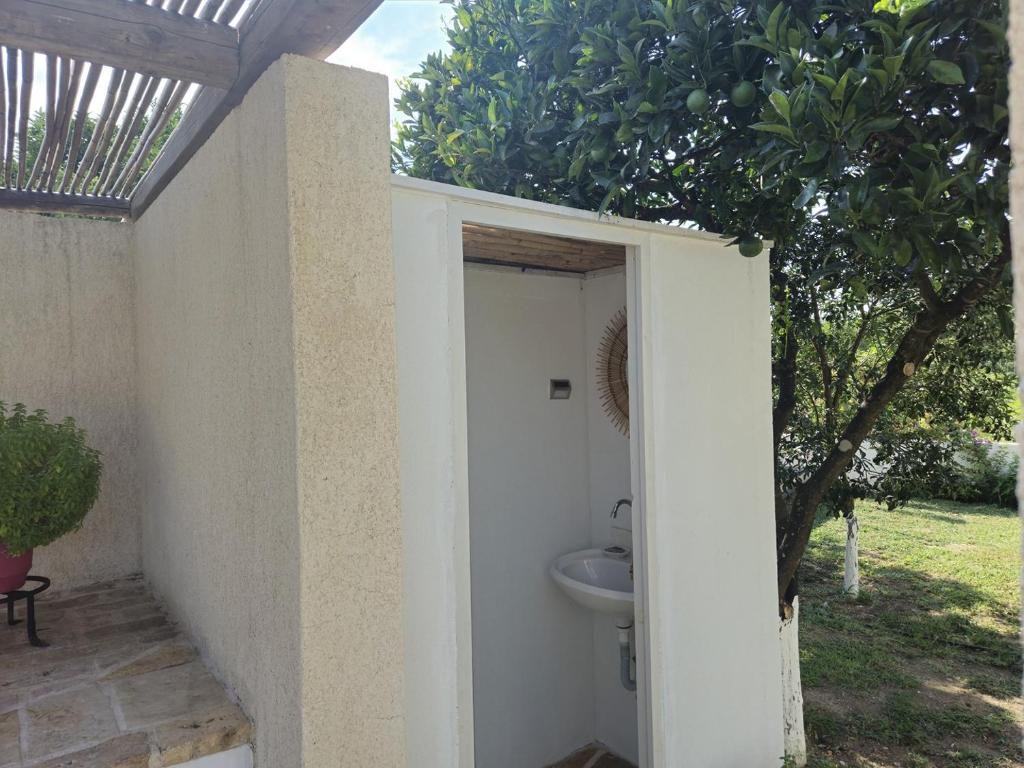 A bathroom at Villa Xampelo