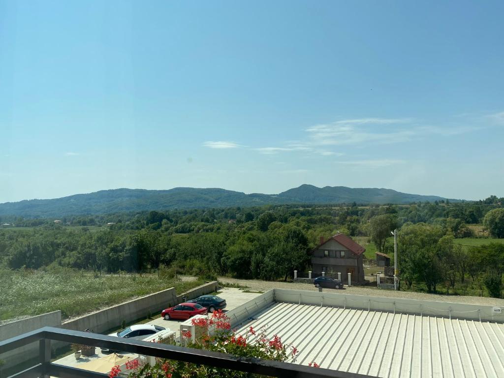 Nespecifikovaný výhled na hory nebo výhled na hory při pohledu z hotelu