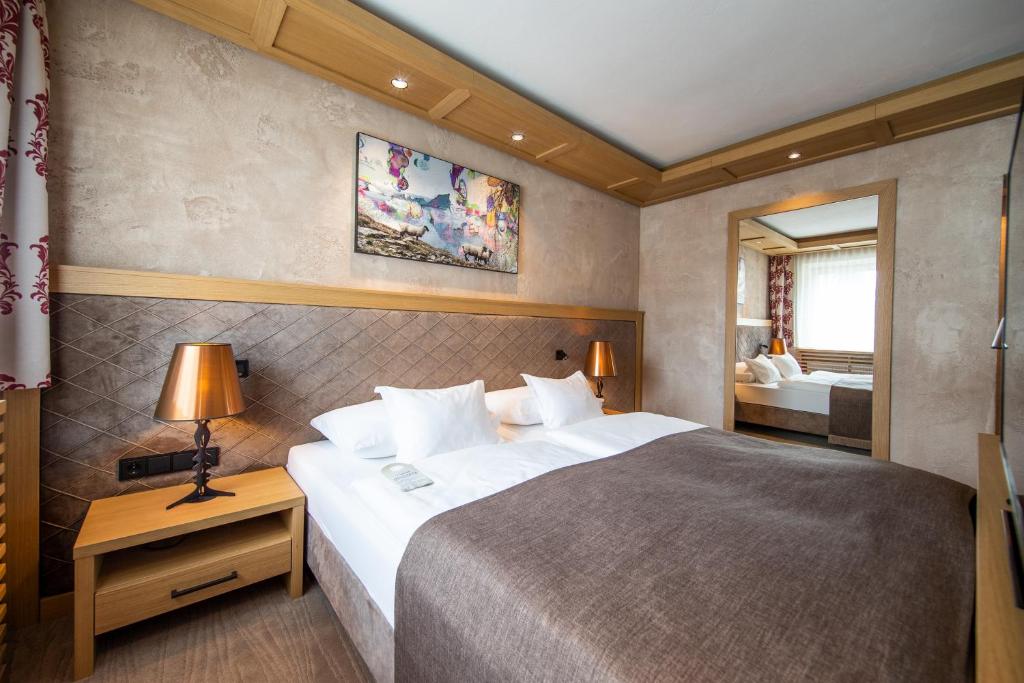 Postel nebo postele na pokoji v ubytování Hotel Alpina deluxe