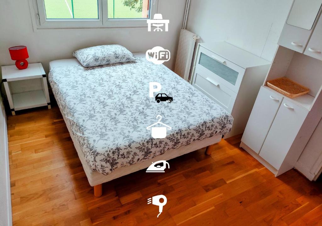 - une petite chambre avec un lit et une paire de chaussures dans l'établissement Apartment l Room, kitchen, bathroom & parking l 25 mins from Paris Gare du Nord, CDG airport & Stade de France, à Montmagny