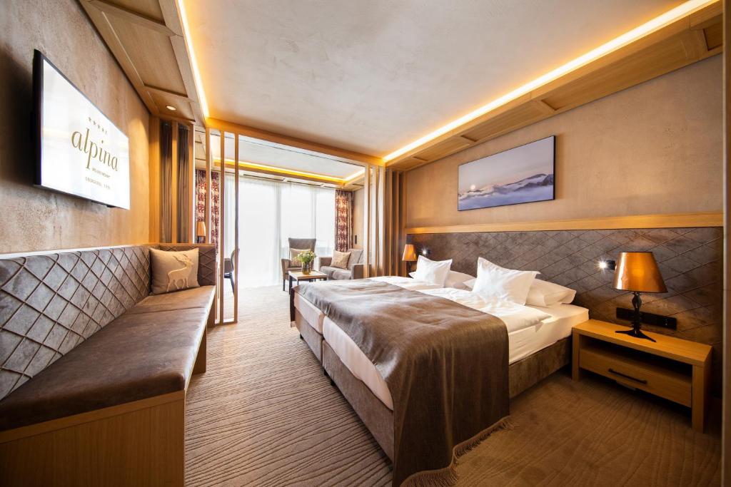 Postel nebo postele na pokoji v ubytování Hotel Alpina deluxe