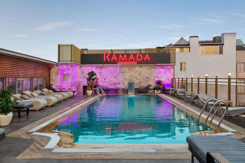 Bazén v ubytování Ramada By Wyndham Istanbul Pera Taksim nebo v jeho okolí
