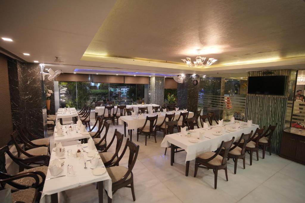 Restaurace v ubytování Hotel Atulyaa Taj