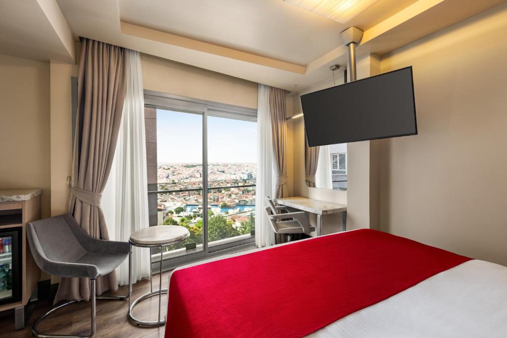 TV a/nebo společenská místnost v ubytování Ramada By Wyndham Istanbul Pera Taksim