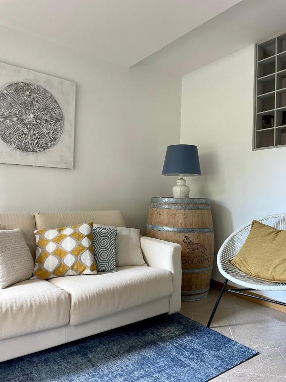 un soggiorno con divano e tavolo di Residenza Mayla a Lignano Sabbiadoro