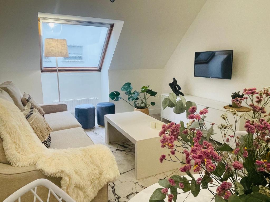 ein Wohnzimmer mit einem Sofa und einem Tisch in der Unterkunft Gonzalez del Valle in Oviedo