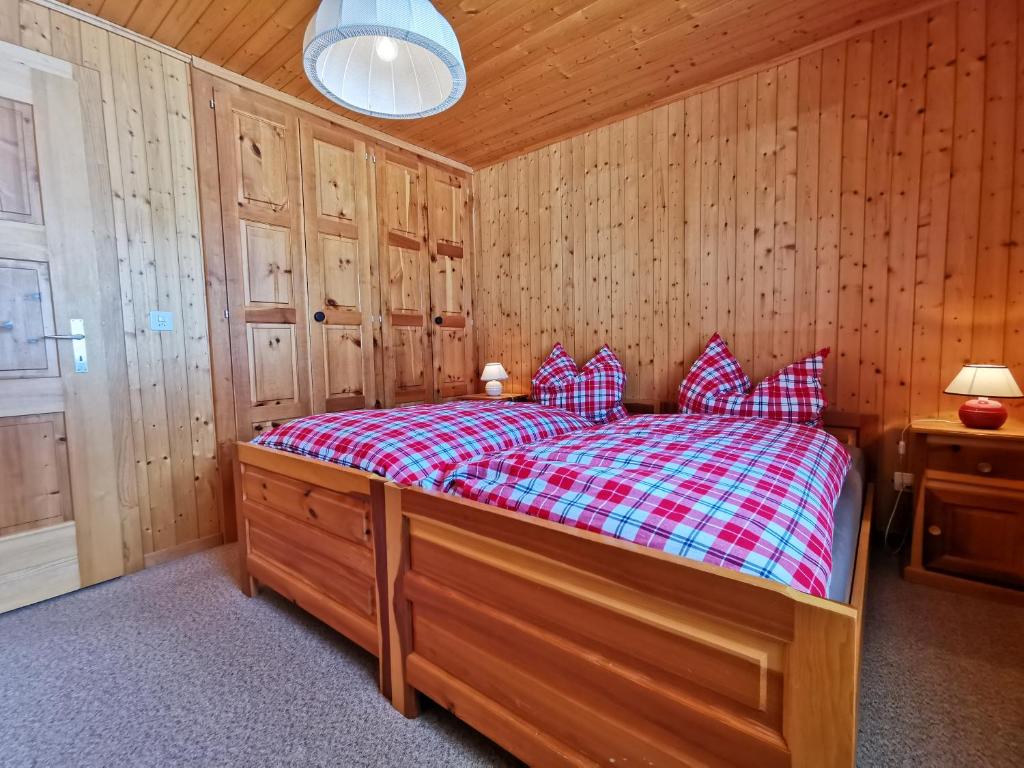 Postel nebo postele na pokoji v ubytování CHALET HÜTTLE - authentisch, ruhig, mitten im grün