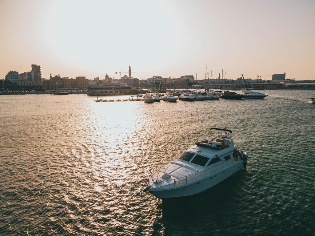 um barco em uma massa de água com outros barcos em DiscoverBoat - Pita - Exclusive Boat&Breakfast em Bari