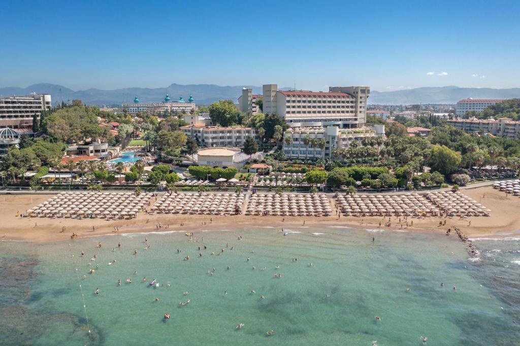 Melas Resort Hotel في سيدي: مجموعة من الناس في المياه على الشاطئ